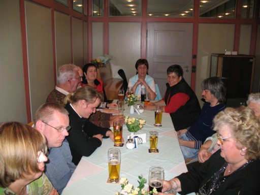 Wir sitzen mit unseren Getrnken in einer  gemtlichen und lustigen Runde an einem langen Tisch zusammen.