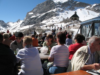 Bei herrlichem Sonnenschein und schneebedeckter Zugspitze sitzen wir gemeinsam zusammen und verzehren unsere Lunchpakete