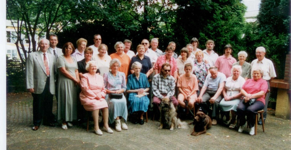 Gruppenfoto der Vereinsmitglieder beim Vereinsjubiläum 2001