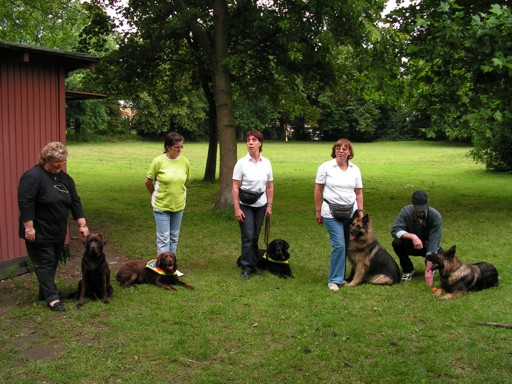 Auch unsere Fhrhunde sind beim Grillfest dabei